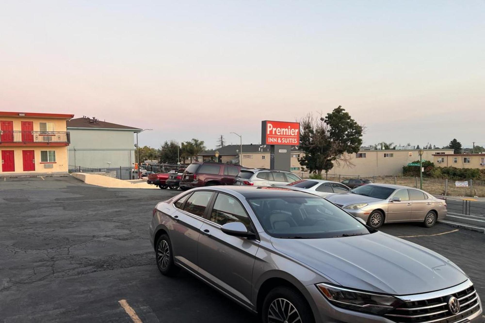 Premier Inn & Suites Oakland Exterior photo