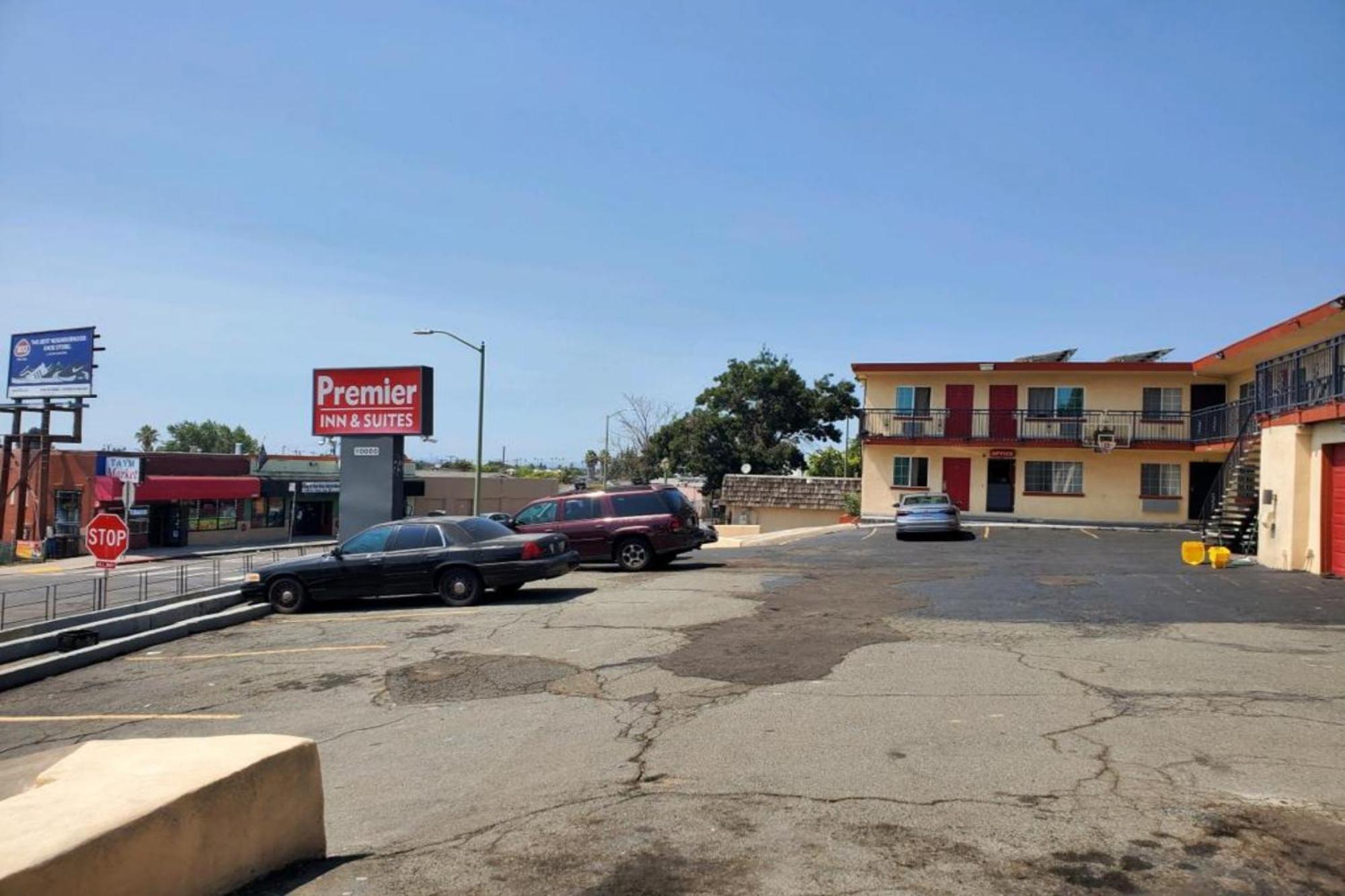 Premier Inn & Suites Oakland Exterior photo